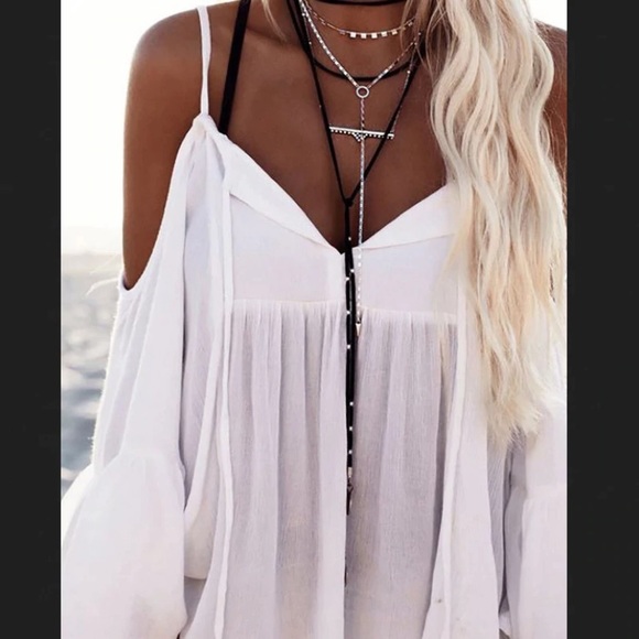 5 STAR ⭐️⭐️⭐️⭐️⭐️
 Cold Shoulder Shirt - Picture 6 of 7